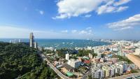 南芭堤雅unixx seaview hotel的城市和海洋的鸟瞰图