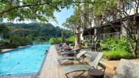 unixx seaview hotel内部或周边的泳池