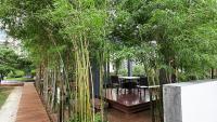 南芭堤雅unixx seaview hotel的一座种植了竹子的花园和一张桌子