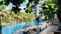 南芭堤雅unixx seaview hotel的棕榈树度假村的游泳池