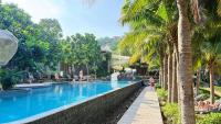 unixx seaview hotel内部或周边的泳池