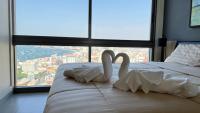 unixx seaview hotel客房内的一张或多张床位