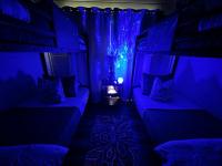 Family Chalet With Sauna, HotTub, Heavenly Views! Mins to Downtown!客房内的一张或多张床位
