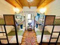 Family Chalet With Sauna, HotTub, Heavenly Views! Mins to Downtown!客房内的一张或多张床位