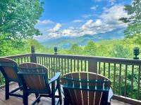 加特林堡Family Chalet With Sauna, HotTub, Heavenly Views! Mins to Downtown!的山景甲板上的两把椅子