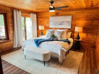 Family Chalet With Sauna, HotTub, Heavenly Views! Mins to Downtown!客房内的一张或多张床位