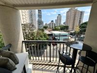 Flat Estaza Luxo Moema Ibirapuera com garagem piscina 202的阳台或露台