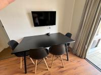 Flat Estaza Luxo Moema Ibirapuera com garagem piscina 202的电视和/或娱乐中心