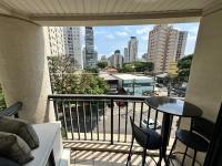 Flat Estaza Luxo Moema Ibirapuera com garagem piscina 202的阳台或露台