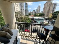 Flat Estaza Luxo Moema Ibirapuera com garagem piscina 202的阳台或露台