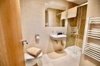 Bentley Holiday Apartments - West One的一间浴室