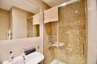 Bentley Holiday Apartments - West One的一间浴室
