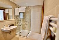 Bentley Holiday Apartments - West One的一间浴室
