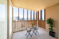 Bentley Holiday Apartments - West One的阳台或露台
