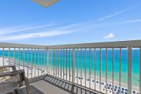 德斯坦Pelican Beach Resort by Colasan的可欣赏海景的阳台