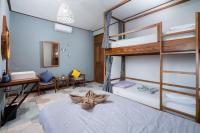 库塔Interconnection Hostel的一间卧室配有一张双层床、一张桌子和一张书桌。