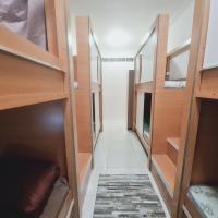 迪拜LA Gold hostel capsule的走廊上设有木架和地毯