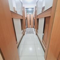 迪拜LA Gold hostel capsule的走廊,带走廊的办公大楼走廊