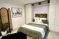 鲸滩Avalon Beach Guesthouse的房间里有一张大床的卧室