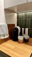 鲸滩Avalon Beach Guesthouse的厨房柜台配有烤面包机和纸质毛巾