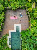 福尔图纳Chachagua Rainforest Hotel &amp; Hot Springs的花园中人与人之间的十字架