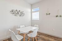 Spacious 2BR King Bed Suites Close to Downtown and Airport平面图