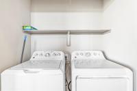Spacious 2BR King Bed Suites Close to Downtown and Airport平面图