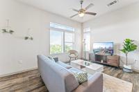 Spacious 2BR King Bed Suites Close to Downtown and Airport的电视和/或娱乐中心