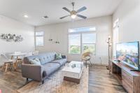 Spacious 2BR King Bed Suites Close to Downtown and Airport的电视和/或娱乐中心