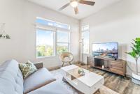 Spacious 2BR King Bed Suites Close to Downtown and Airport的电视和/或娱乐中心