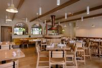 Hotel Canoe and Suites餐厅或其他用餐的地方