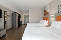Spark by Hilton Destin客房内的一张或多张床位