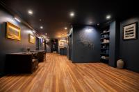 巴港The Pathmaker Hotel的带沙发和桌子的客厅