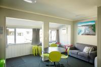 Ivorytowers Accommodation的休息区