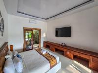 Uma Jala Villa Ubud的电视和&#47;或娱乐中心