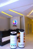 科伦坡Fairway Colombo - Sri Lanka&#39;s First Hotel With Robot Technology的大厅,在标志前有两张凳子