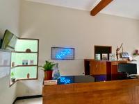 玛琅Zzz Hostel Malang的墙上有蓝色标牌的柜台的房间