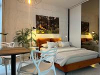 Apartament I LOVE PIOTRKOWSKA z wielkim lustrem, balkonem i klimatyzacją客房内的一张或多张床位