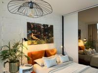 Apartament I LOVE PIOTRKOWSKA z wielkim lustrem, balkonem i klimatyzacją客房内的一张或多张床位