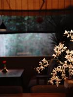成都Chuanxing Yinli Hotel Chengdu Kuanzhai Alley Branch, with free welcome wine and afternoon tea的花瓶,花朵花朵花在桌子上