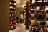 成都Chuanxing Yinli Hotel Chengdu Kuanzhai Alley Branch, with free welcome wine and afternoon tea的藏书架上的图书馆