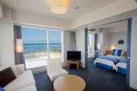 The Beach Tower Okinawa客房内的一张或多张床位
