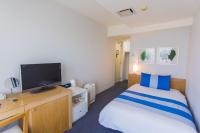 The Beach Tower Okinawa客房内的一张或多张床位