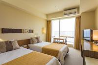 The Beach Tower Okinawa客房内的一张或多张床位