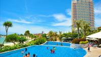 The Beach Tower Okinawa内部或周边的泳池