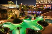 The Beach Tower Okinawa内部或周边的泳池