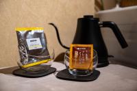 Tokyo Modern Stay Shinjuku的咖啡和沏茶工具