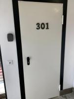 塞维利亚Urban House Siurot 33的一对储物柜和上面的号码