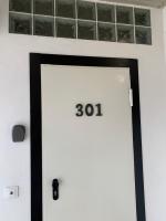 塞维利亚Urban House Siurot 33的白色车库门,上面有号码