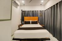 Super Townhouse Rcc Hotel Banjara Hills客房内的一张或多张床位